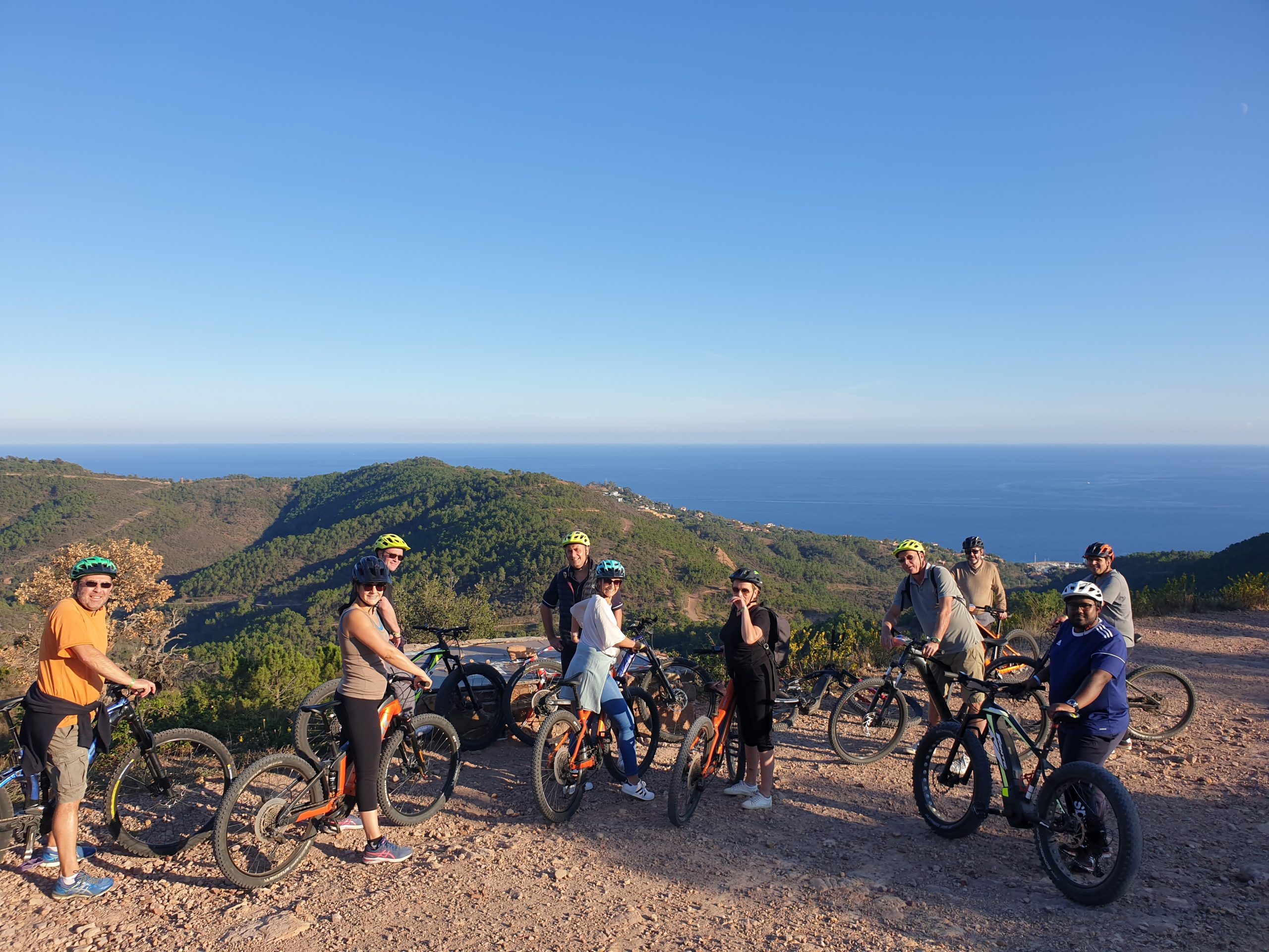 cyclistes ayant loué un vélo chez Sobike à Agay dans l'Estérel vue sur mer
